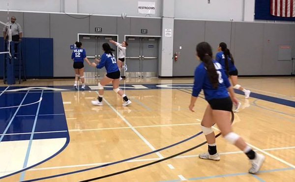 Women's Volleyball Earns Pair of Wins in Day One of Delta Tournament